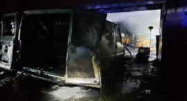Cztery zastępy gasiły garaż przy Piramowicza. Spalił się też bus. Straty oszacowano na około 130 tys. zł