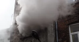 [WIDEO, ZDJĘCIA] Pożar w jednej z kamienic przy placu 3 Maja. To prawie na pewno podpalenie