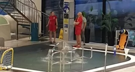 [WIDEO, ZDJĘCIA] Czytelnik: W Aquarze kawałek blachy spadł ze schodów. Huk był ogromny. - Tak, mieliśmy taki incydent - przyznaje kierownik basenu