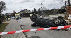 Policja już wie, kto siedział obok kierowcy, który wjechał w kapliczkę. Na razie nie zastała go w domu