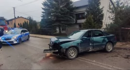 35-latka za kierownicą audi. Straciła panowanie, wjechała w ogrodzenie. Odwieziono ją do szpitala