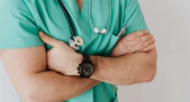 Doktor Drzazga: Mamy 200 takich telefonów i kolejne od pacjentów, którzy nie mogą się zapisać. Nowa część historii o systemie karteczkowym