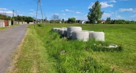 Śmierdząca sprawa. Mieszkańcy Wymysłówka skarżą się na opieszałość miasta. Betonowe kręgi leżą od dwóch lat, a kanalizacji nie widać