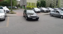 Czytelnik: Nie wiem jak się nazywa, ale wiem, że jest mistrzynią parkowania. Bo kto, jeśli nie mistrz, potrafi zastawić wjazd na kilka godzin?