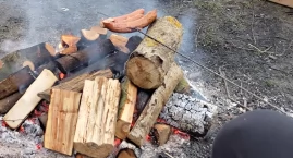 Rodzice zabrali dzieci na ognisko. Wzięli też kiełbaski. Wszystko byłoby dobrze, gdyby rozpalili je tam, gdzie można