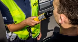 Kierowca nissana przekroczył prędkość w zabudowanym. A potem policjanci poprosili, żeby dmuchnął w alkomat