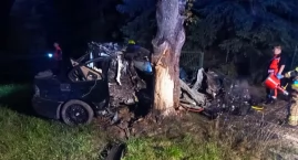 BMW uderzyło najpierw w słup, potem w drzewo. 28-letni kierowca zginął na miejscu