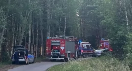 45-latek jechał quadem. Wiózł dwóch 17-latków. Pojazd uderzył w drzewo 