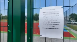 Boisko na Gliniankach. Ogólnodostępne, bezpłatne i czynne cały tydzień. A nie... Czekaj. We wtorki i czwartki tylko na wyłączność