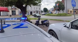 Stłuczka na rondzie przy Przedborskiej. Audi wjechało w motorowerzystę