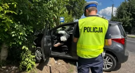 66-latek zasłabł za kierownicą. Auto uderzyło w słup. W samochodzie była jeszcze 10-letnia dziewczynka