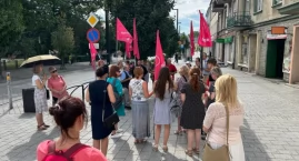 [FILM] Publiczny różaniec w intencji zatrzymania aborcji. Wierni modlili się na ul. Reymonta
