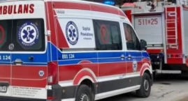 Strażacy pomagali ratownikom medycznym w transporcie pacjentki, która waży 150 kilogramów