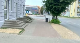 Czytelniczka: Im więcej zieleni tym chłodniej. Tymczasem na Wyszyńskiego zasypuje się nawet trawniki. Jakie to głupie...