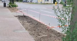 Naczelnik Broszkowski: Zleciliśmy odtworzenie trawnika. Ten tłuczeń to była samowola, ale nie mamy czasu prowadzić śledztwa