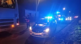 27-latek wszedł pod koła autobusu. Kierowca gwałtownie zahamował. Pieszemu nic się nie stało, ale ucierpiała pasażerka