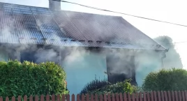 Pożar domu w miejscowości Zuzowy. Właściciel ma poparzone ręce. Ogień strażacy gasili kilka godzin