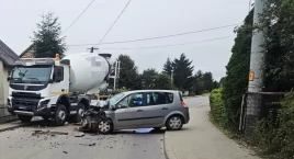 Wypadek w Sokolej Górze. Renault uderzyło w Volvo. 37-latek odwieziony do szpitala