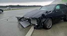 43-letni kierowca BMW wjechał w bariery energochłonne na autostradzie A1. Wiózł pasażerkę
