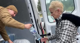 [WIDEO] Radomszczanin Piotr Kaszuwara załadował busa wodą. I pojechał rozdać ją mieszkańcom zalanego Lądka Zdroju