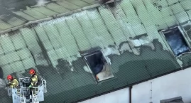 [WIDEO] Spłonęła hala o powierzchni około 1000 metrów kwadratowych. Pożar zakładu stolarskiego gasiło dziesięć zastępów straży
