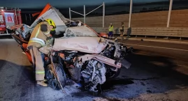 Uwaga! Wypadek na autostradzie A1 na wysokości miejscowości Dobryszyce. Przejazd w kierunku Katowic zablokowany. Policja zaleca objazd przez Kamieńska