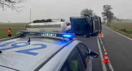 40-latek zasnął za kierownicą samochodu ciężarowego. Cysterna wjechała do rowu i przewróciła się na bok