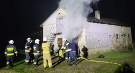 Pożar w miejscowości Kubiki w gminie Wielgomłyny. Zaczęło się od iskier z pieca typu koza