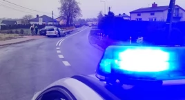 19-letni kierowca Opla spowodował czołowe zderzenie z Mitsubishi. Przyczyną wypadku śliska jezdnia