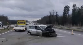 Zderzenie Volkswagena Polo i Renault Megane na autostradzie A1. Kierowca francuskiego auta “oddalił się z miejsca zdarzenia
