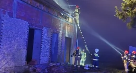 Pożar poddasza domu w Sekursku. To było podpalenie. Wysłano pięć jednostek straży