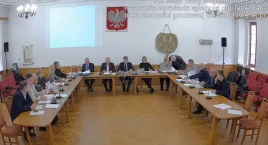 Halo? Policja? Jeden z radnych jest pijany. Policjanci jadą do urzędu, ale radny znika [Przedbórz]