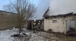 [FILM, ZDJĘCIA] Pożar w miejscowości Pławidła. Pali się stodoła i obora. Trwa akcja gaśnicza