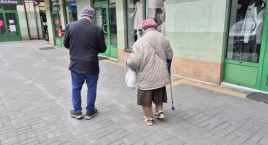 - Odprowadzi mnie pani do Dziennego Domu Pomocy? - starsza kobieta zaczepia mnie w centrum miasta. Razem ruszamy w drogę