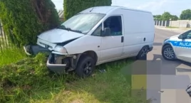 Wypadek w Krzywanicach. 44-letni kierowca Citroena wjechał w drzewo