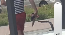 [WIDEO] Czytelniczka: - To był nożownik. Mężczyzna, którego napadł, zamknął się w samochodzie. Policja jechała kwadrans