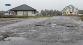 Mieszkaniec Bloku Dobryszyce: - To skrzyżowanie niczyje. Pełne dziur i wyrw. Niebezpieczne. A gdzie jest władza, która powinna się tym zająć?