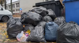 Pojemniki na używaną odzież to nie śmietnik. Ale ludzie je tak traktują