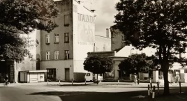 Widownia liczyła 225 miejsc siedzących. Wejście i poczekalnia zbudowane były prowizorycznie z desek [Historia Gazetą pisana] 