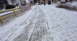 Czytelniczka: - Nie wyobrażam sobie starszej osoby na moim miejscu. Dlatego ktoś, kto odśnieżał ten chodnik powinien wykazać się większą wyobraźnią