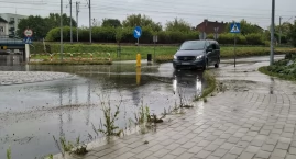 Pan Damian: - Mam sobie policzyć metry, bo jak nie, to oni policzą. Urząd do mieszkańców: - To opłata za deszczówkę