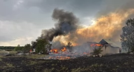 Pożar w Rędzinach. Spłonęły wszystkie budynki, straż&hellip;
