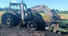 Najpierw zapaliła się kosiarka, potem ciągnik. Strat&hellip;