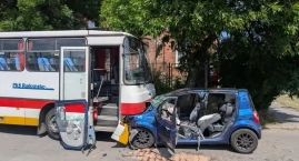 Wypadek na ulicy Kolejowej. 35-letni kierowca Renault wjechał w zaparkowany autobus