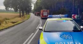 Kierowca wpadł w poślizg i dachował. Wypadek na drod&hellip;