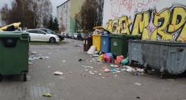 Czytelnik: Mamy święta, a teren wokół naszego bloku wygląda jak... Bo spółdzielnia nie umie zrobić porządnej wiaty