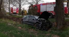 Kobiele Wielkie, ulica Turystyczna. Volkswagen passat zjechał z drogi i uderzył w drzewo