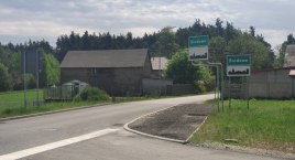 Brodowe: Dwie tablice dla każdej jezdni. Przejazd w Szarych Szeregów: w sumie pięć sygnalizatorów. Czy to jednak nie za dużo?