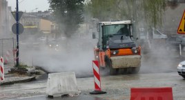 Asfalt na Żeromskiego, jeszcze ciepły. Widać kolejny etap przebudowy tej ulicy. Do końca inwestycji coraz bliżej