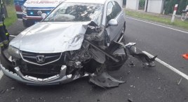 [WIDEO] Wypadek w Bloku Dobryszyce. Czołowe zderzenie dwóch osobówek na ul. Piotrkowskiej